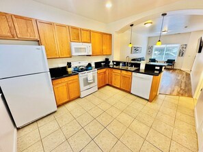 Fridge, microwave, oven, stovetop - 2 Masters, 3 TVs, Sleeps 7/A9 (Reno)