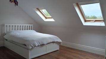 4 bedrooms, iron/ironing board, WiFi, bed sheets