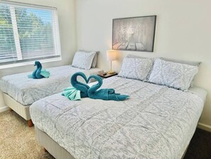 2 bedrooms, WiFi, bed sheets - 2 Masters, 3 TVs, Sleeps 7/F8 (Reno)