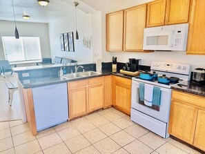 Fridge, microwave, oven, stovetop - 2 Masters, 3 TVs, Sleeps 7/F8 (Reno)