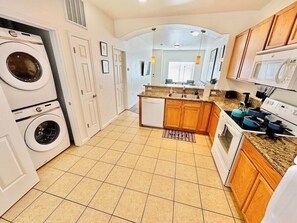 冷蔵庫、電子レンジ、オーブン、コンロ