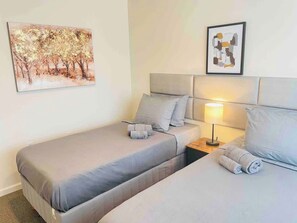 2 bedrooms, iron/ironing board, WiFi, bed sheets - 2 Bd, 2.5 Baths, Sleeps 5/A8 (Reno)