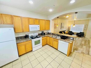 Fridge, microwave, oven, stovetop - 2 Bd, 2.5 Baths, Sleeps 5/A8 (Reno)
