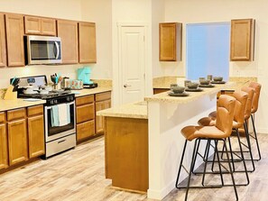 Fridge, microwave, oven, stovetop - Fernley House/ 5TVs Sleeps 13/Pet OK🦮🐈 (Fernley)