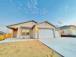 Exterior - Fernley House/ 5TVs Sleeps 13/Pet OK🦮🐈 (Fernley)