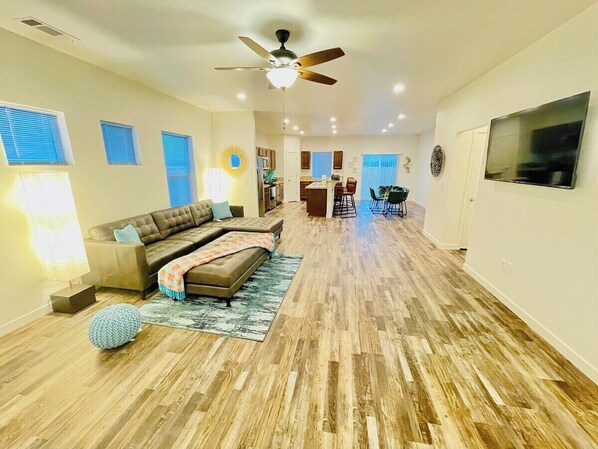 TV, offices - Fernley House/ 5TVs Sleeps 13/Pet OK🦮🐈 (Fernley)