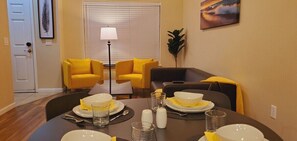 Dining - 2 Bd, 2.5 Baths, Sleeps 6/B9 (Reno)