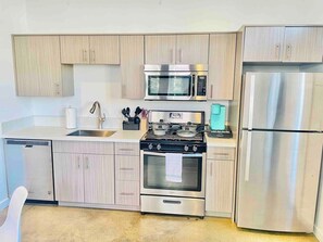 Fridge, microwave, oven, stovetop - Cosy Midtown 1 bedroom number 2/pet ok/sleeps 5 (Reno)