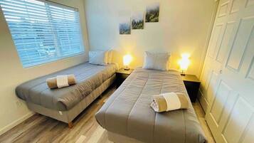 4 bedrooms, iron/ironing board, WiFi