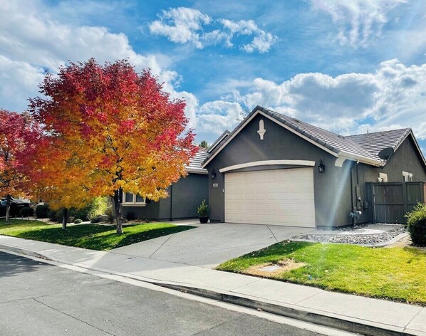 Exterior - 22 Min to Ski 5 TVs Sleeps 13 (Reno)