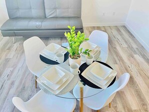 Dining - Cosy Midtown 1 bedroom /Pets ok/Sleeps 5 (Reno)