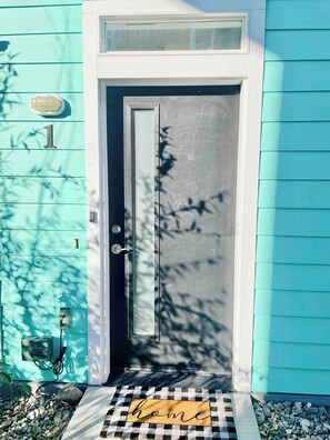 Exterior detail - Cosy Midtown 1 bedroom /Pets ok/Sleeps 5 (Reno)