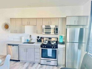 Fridge, microwave, oven, stovetop - Cosy Midtown 1 bedroom /Pets ok/Sleeps 5 (Reno)