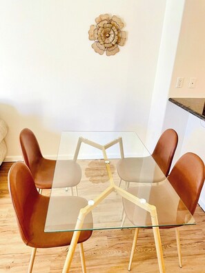 Interior - 2 Bd, 2.5 Baths,3TVs,Sleeps 7/F9 (Reno)