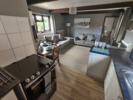 公寓, 2 间卧室 | 起居区 | 32-英寸电视 （配备有线频道）、玩具