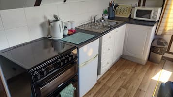 Duplex, 2 Bedrooms | Private kitchen | Mini-fridge, microwave, oven, stovetop