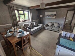 Căn hộ, 2 phòng ngủ | Khu phòng khách | TV 32-inch có truyền hình cáp, đồ chơi 