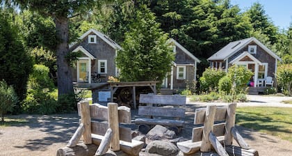 Seabrook 2 Bedroom cottage with hot tub, a wooded setting. Pet friendly and AC!