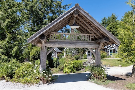 Exterior. Seabrook 2 Bedroom cottage with hot tub, a wooded setting. Pet friendly and AC!