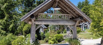 Seabrook 2 Bedroom cottage with hot tub, a wooded setting. Pet friendly and AC!