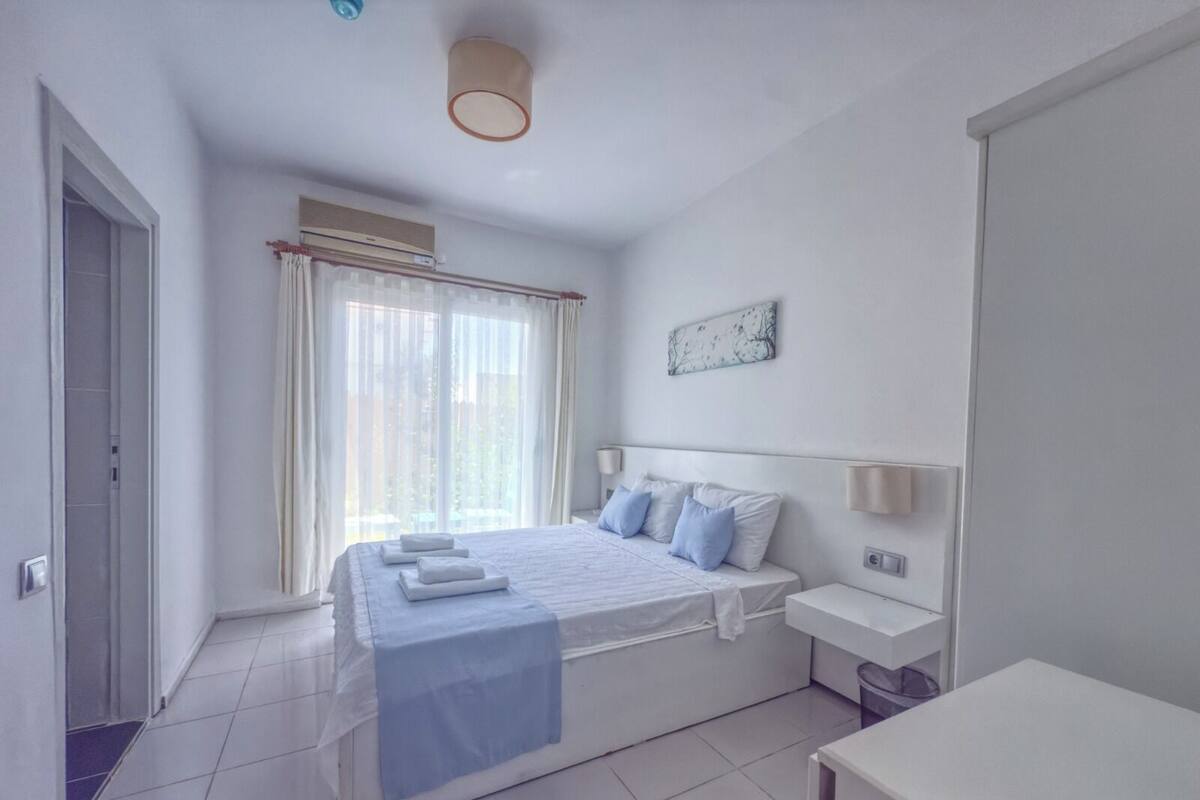 Standard Double Room, Balcony, Garden View | WiFi (free), bed sheets