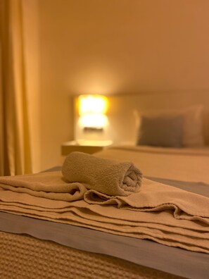 書桌、免費無線上網、床單