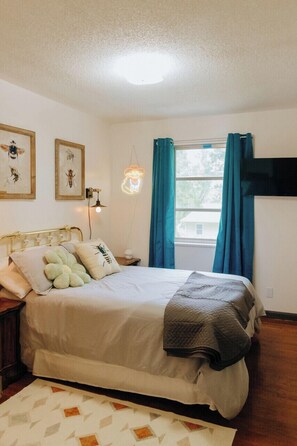 3 bedrooms, individually decorated, individually furnished, bed sheets