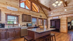 캐빈, 침대(여러 개), 온수 욕조, 산 전망 (Serenity Mountain Pool Lodge) | 전용 주방 | 커피/티 메이커, 냉장고, 전자레인지, 오븐