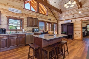 Cabane, plusieurs lits, bain à remous, vue montagne (Serenity Mountain Pool Lodge) | Cuisine privée