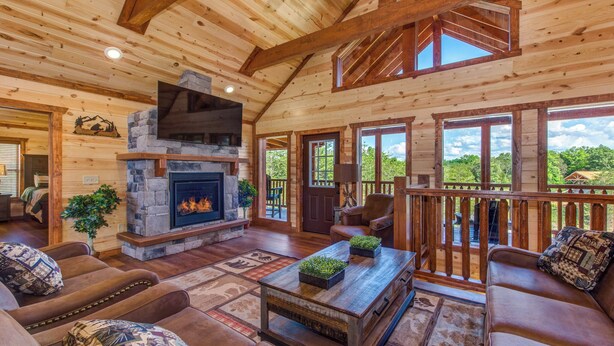 캐빈, 침대(여러 개), 온수 욕조, 산 전망 (Serenity Mountain Pool Lodge) | 거실 공간 | 디지털 채널 시청이 가능한 65인치 TV, 벽난로, 비디오 게임기