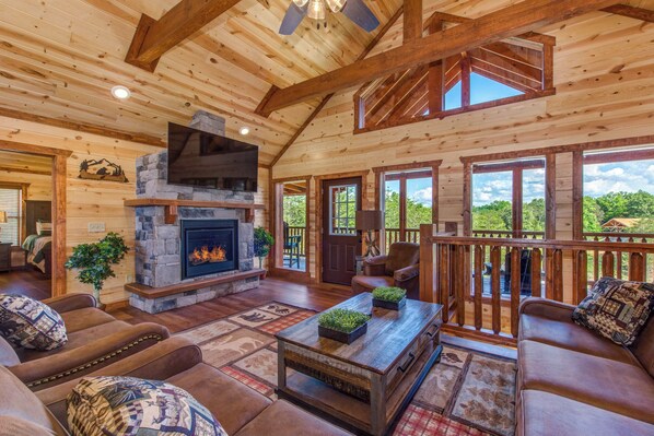 Cabane, plusieurs lits, bain à remous, vue montagne (Serenity Mountain Pool Lodge) | Coin séjour