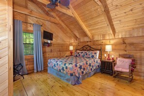 Ferienhütte, Mehrere Betten, Whirlpool, Bergblick (Cabin on the Mountain) | 2 Schlafzimmer, individuell dekoriert, individuell eingerichtet