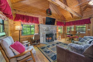 Ferienhütte, Mehrere Betten, Whirlpool, Bergblick (Cabin on the Mountain) | Wohnbereich | 42-Zoll-Flachbildfernseher mit Digitalempfang, Kamin