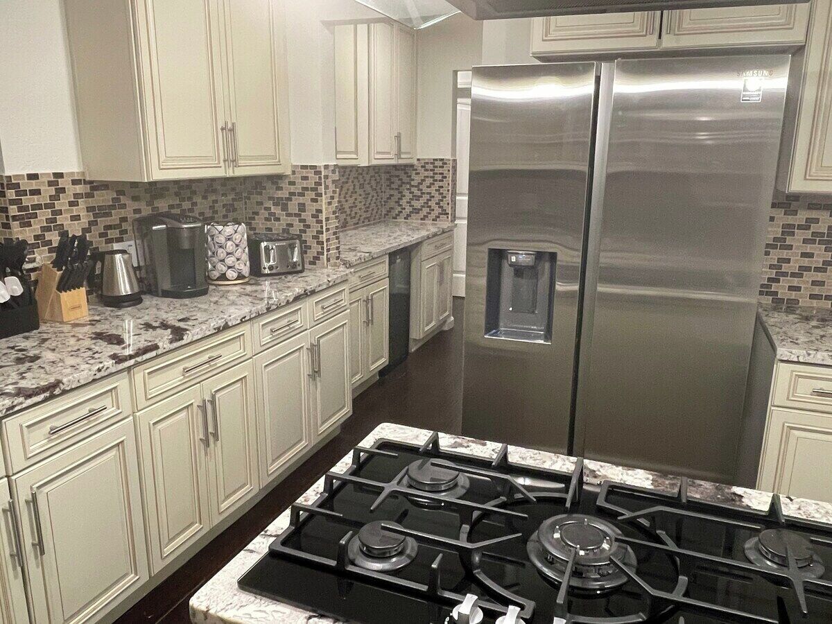 Réfrigérateur, micro-ondes, four, plaque de cuisson