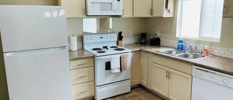 Een koelkast, een microgolfoven, een oven, een kookplaat