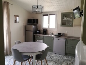 Kylskåp, mikrovågsugn, spishäll och diskmaskin