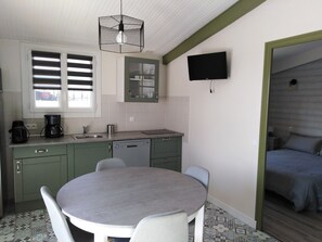 Frigorifero, microonde, piano cottura, lavastoviglie