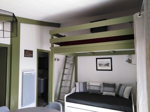 1 habitación, tabla de planchar con plancha, cuna de viaje y internet 