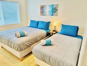 2 bedrooms, iron/ironing board, WiFi, bed sheets - 2 Masters, 3 TVs, Sleeps 7/D8 (Reno)