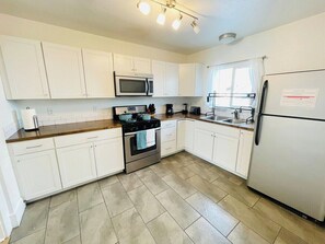 Blender - 3Bedroom/1.5Bath/Pet Ok/Sleeps9 (Reno)