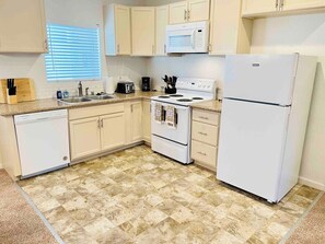 Kylskåp, mikrovågsugn, ugn och spishäll