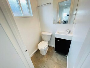 Douche, sĂšche-cheveux, serviettes fournies, savon