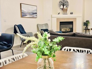 Interior - Gorgeous S Reno 5BD 13Beds W7TVs Sleeps18 SuperFAST WIFI (Reno)