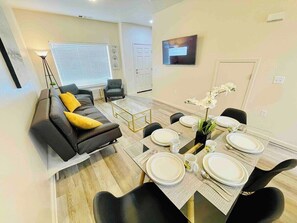 TV - 2 Bd, 2.5 Baths, Sleeps 7/A8 (Reno)