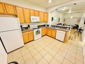 Fridge, microwave, oven, stovetop - 2 Bd, 2.5 Baths, Sleeps 7/E8 (Reno)