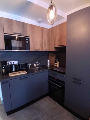 Mikrowelle, Ofen, Geschirrspüler, Wasserkocher mit Kaffee-/Teezubehör