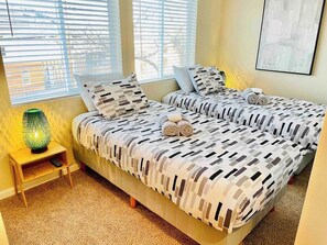 1 bedroom, iron/ironing board, WiFi, bed sheets - Midtown Townhouse 3TVs Fast WiFi 2 Baths Sleeps 6 (Reno)