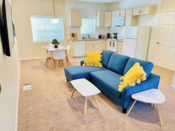 TV, offices - Midtown Townhouse 3TVs Fast WiFi 2 Baths Sleeps 6 (Reno)