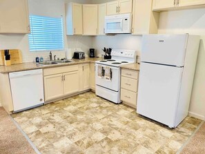 Fridge, microwave, oven, stovetop - Midtown Townhouse 3TVs Fast WiFi 2 Baths Sleeps 6 (Reno)
