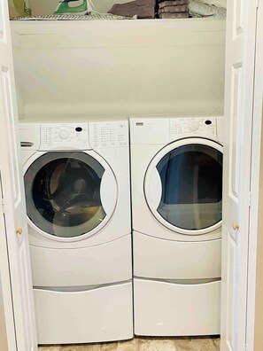 Interior - Midtown Townhouse 3TVs Fast WiFi 2 Baths Sleeps 6 (Reno)